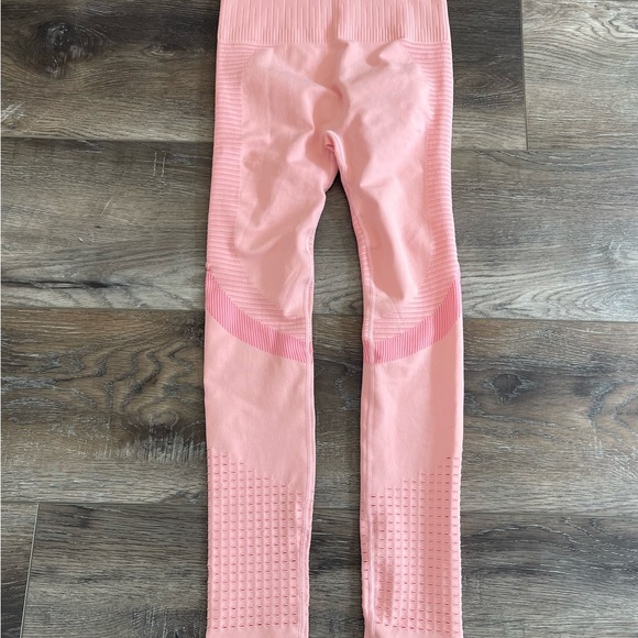 athlete body Pants - Athlete body Seamless Peach Leggings with Geometric Perforations NWOT size XS/S